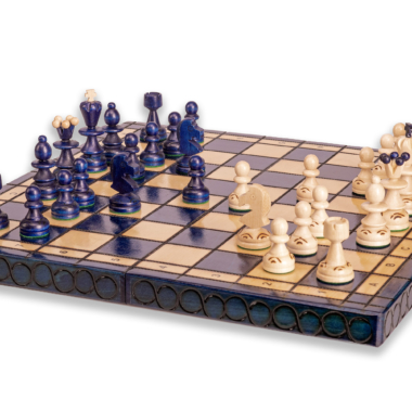 Partie d'échecs en cours sur plateau élégant en bois - Jeu d'Échecs Luxe Pearl Insert Bleu - Le Palais Des Echecs