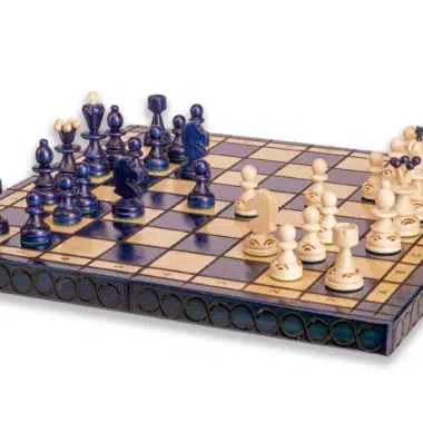 Partie d'échecs en cours sur plateau élégant en bois - Jeu d'Échecs Luxe Pearl Insert Bleu - Le Palais Des Echecs