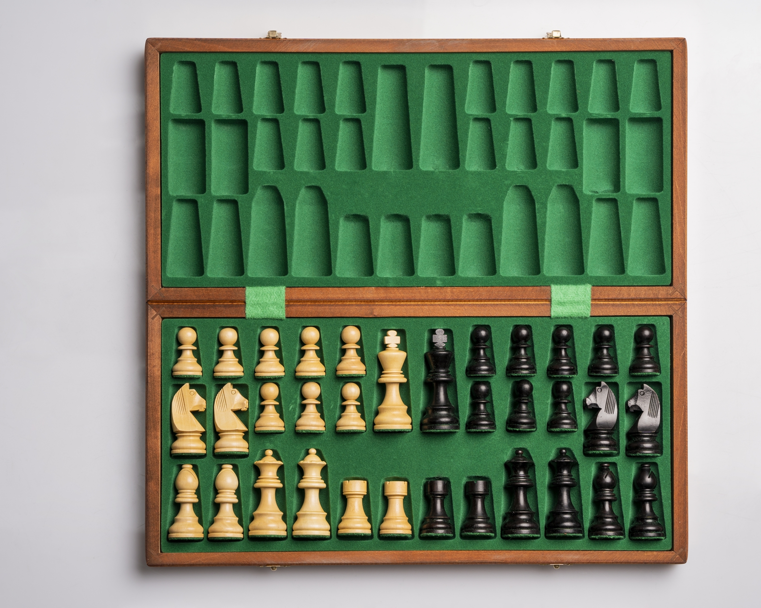 Boîte de rangement élégante pour jeu d'Échecs Tournament N°5, pièces soigneusement agencées - Le Palais Des Echecs