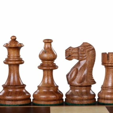Détails des pièces d'échecs Staunton en bois marron, vue latérale sophistiquée - Le Palais Des Echecs