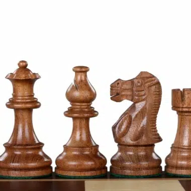 Détails des pièces d'échecs Staunton en bois marron, vue latérale sophistiquée - Le Palais Des Echecs