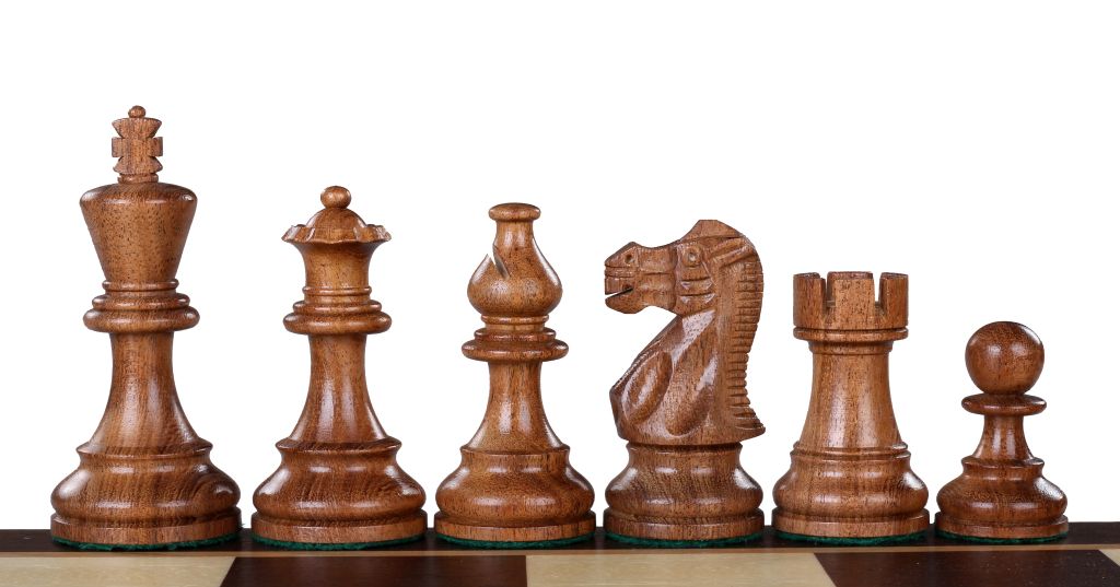 Détails des pièces d'échecs Staunton en bois marron, vue latérale sophistiquée - Le Palais Des Echecs
