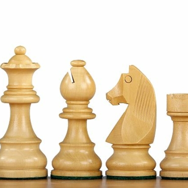 Détail des pièces d'échecs Staunton en buis, élégantes et raffinées
