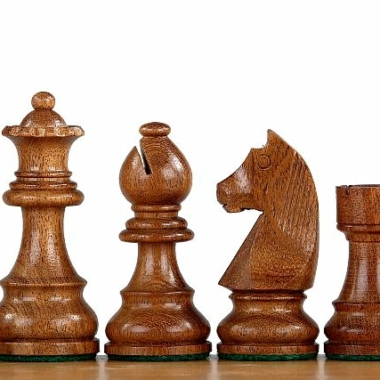 Échiquier avec pièces brun clair, design classique de Staunton