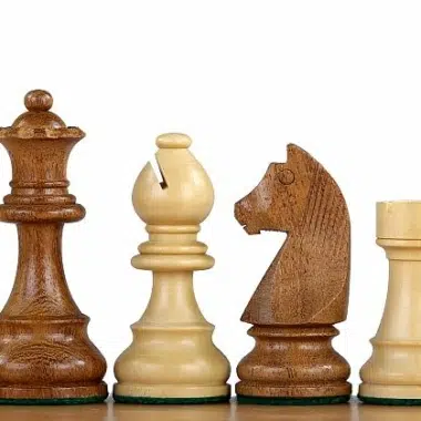 Set de pièces d'échecs Staunton 4'' en buis éclairé sur fond blanc - Le Palais Des Echecs