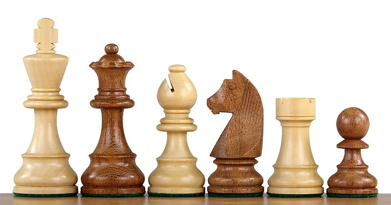 Set de pièces d'échecs Staunton 4'' en buis éclairé sur fond blanc - Le Palais Des Echecs
