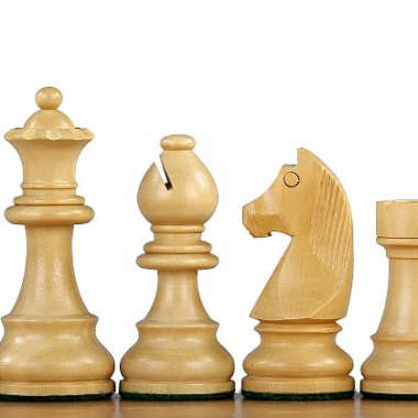 Gamme complète de pièces d'échecs Staunton 4'' en bois clair présentées de profil