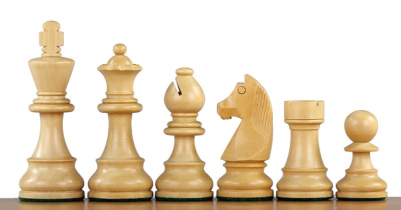Gamme complète de pièces d'échecs Staunton 4'' en bois clair présentées de profil