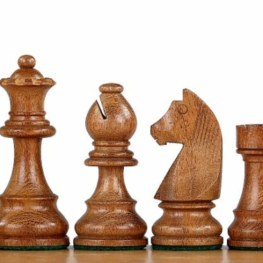 Pièces d'échecs Staunton 4'' en acacia présentées de face - Le Palais Des Echecs
