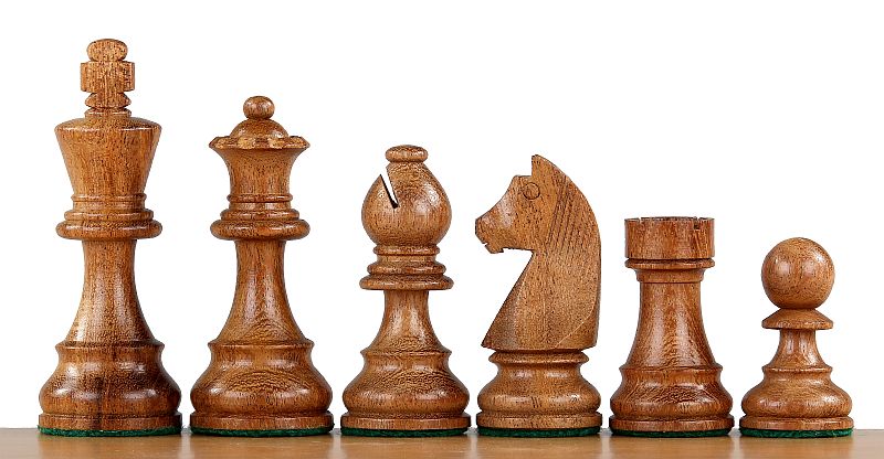 Pièces d'échecs Staunton 4'' en acacia présentées de face - Le Palais Des Echecs