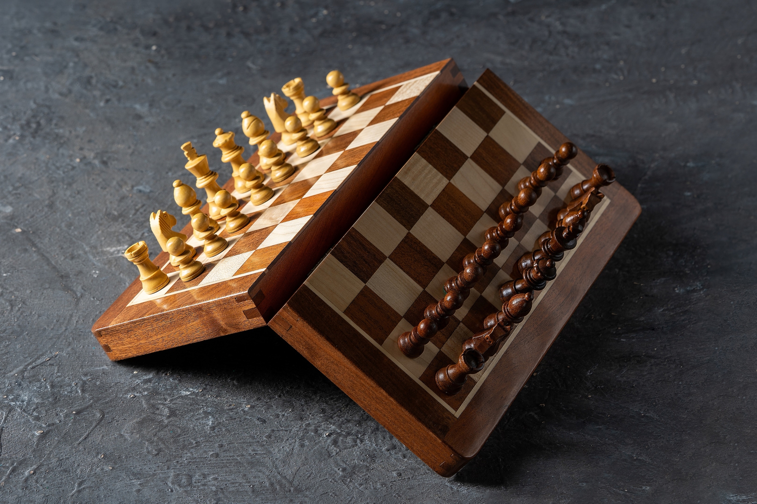 Jeu d'échecs magnétique en bois, plateau ouvert vu de côté, mettant en avant les pièces et l'assemblage - Le Palais Des Echecs