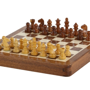Jeu d'échecs magnétique en bois massif avec pièces bien disposées, vu de côté
