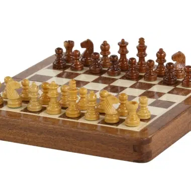 Jeu d'échecs magnétique en bois massif avec pièces bien disposées, vu de côté