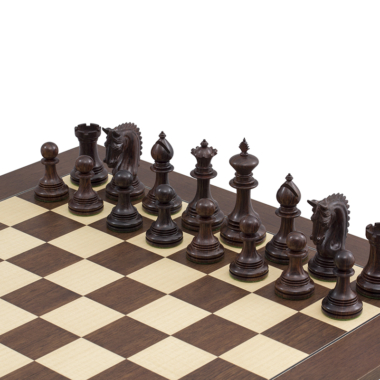 Détail des pièces noires du jeu d'échecs Lemington sur l'échiquier - Le Palais Des Echecs