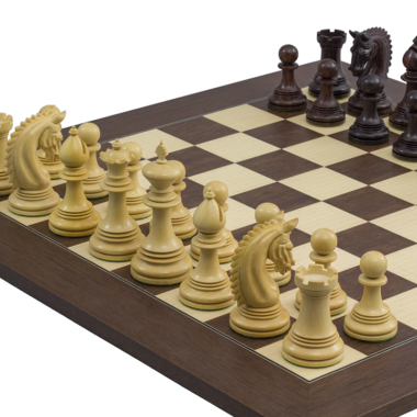 Vue rapprochée des pièces blanches du jeu d'échecs Lemington sur l'échiquier en palissandre