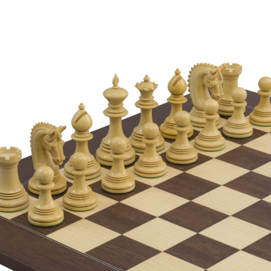 Disposition des pièces blanches du jeu d'échecs Lemington sur l'échiquier - Le Palais Des Echecs