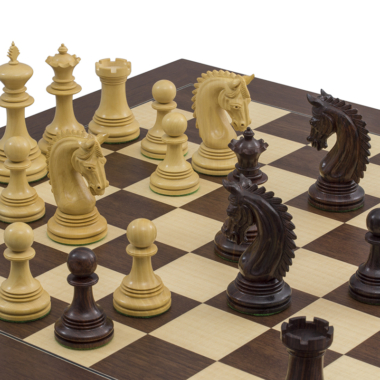 Partie en cours avec pièces blanches et noires sur le jeu d'échecs Lemington - Le Palais Des Echecs