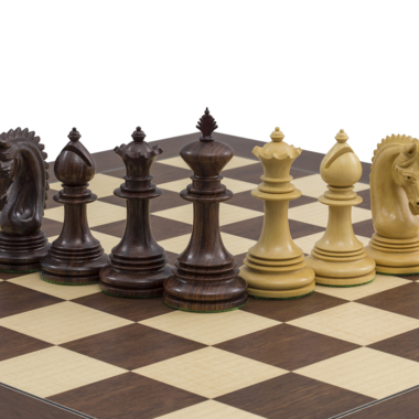 Alignement de pièces sur le plateau de jeu d'échecs Lemington, idéal pour un match stratégique