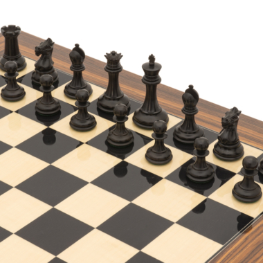 Zoom sur les pièces noires du Jeu d'Échecs Sovereign Palissandre Staunton, prêtes à jouer