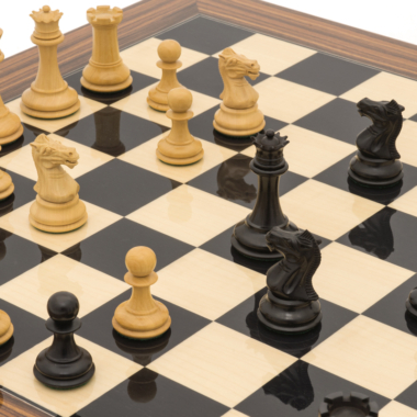 Mise en situation du Jeu d'Échecs Sovereign Palissandre Staunton en cours de partie, approche dynamique