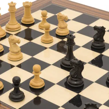 Mise en situation du Jeu d'Échecs Sovereign Palissandre Staunton en cours de partie, approche dynamique