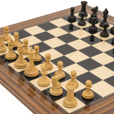 Détails des pièces blanches du Jeu d'Échecs Sovereign Palissandre Staunton bien positionnées sur le plateau